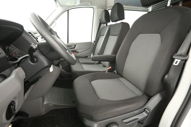 Volkswagen CRAFTER 2.0 TDI 140PK L3H3 | DC | 6 Zits | 3000kg Trekgew. | Airco | Cruise | Camera | Carplay | Parkeersens.