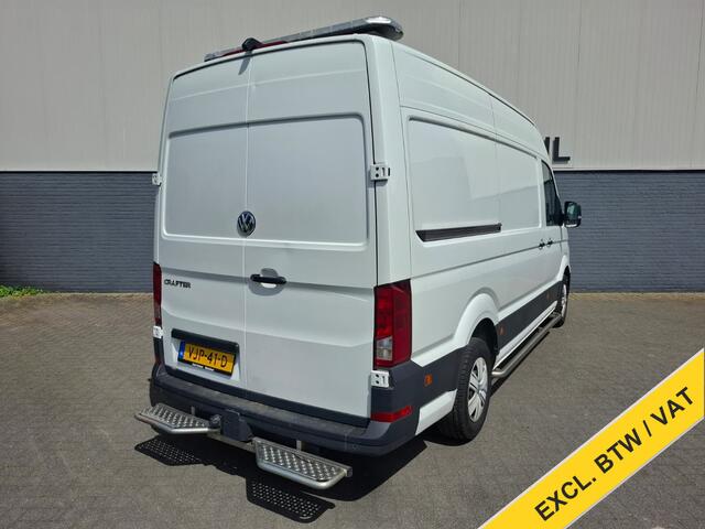 Volkswagen CRAFTER 35 2.0TDI L3H3 3-Persoons Camera Navi Cruise Control Voorruitverwarming Pdc DAB+ Bluetooth Airco Highline Betonplex vloer Wandbetimmering Schuifdeur Regen-Lichtsensor 2.500KG Trekgewicht Origineel Nederlandse Auto