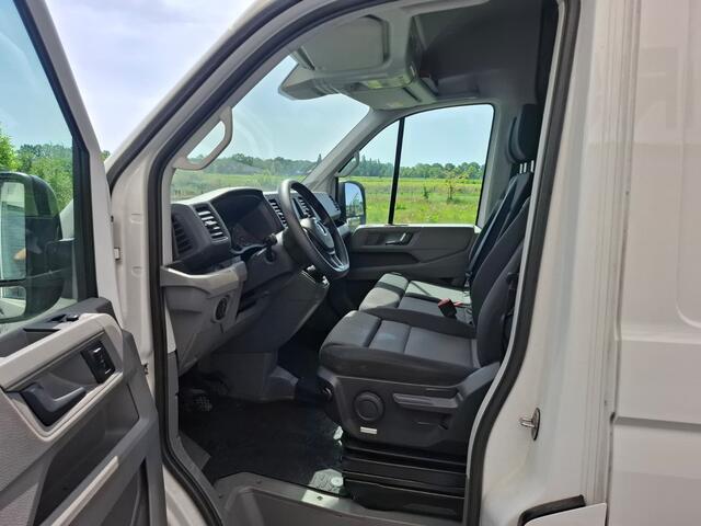 Volkswagen CRAFTER 35 2.0TDI L3H3 3-Persoons Camera Navi Cruise Control Voorruitverwarming Pdc DAB+ Bluetooth Airco Highline Betonplex vloer Wandbetimmering Schuifdeur Regen-Lichtsensor 2.500KG Trekgewicht Origineel Nederlandse Auto