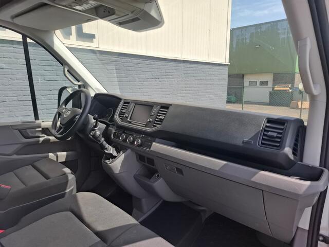 Volkswagen CRAFTER 35 2.0TDI L3H3 3-Persoons Camera Navi Cruise Control Voorruitverwarming Pdc DAB+ Bluetooth Airco Highline Betonplex vloer Wandbetimmering Schuifdeur Regen-Lichtsensor 2.500KG Trekgewicht Origineel Nederlandse Auto