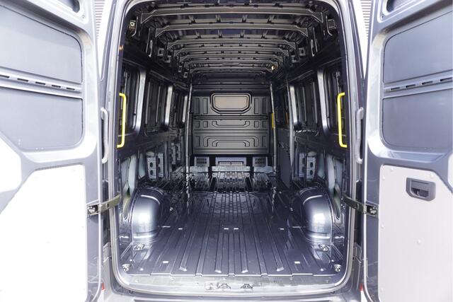 Volkswagen CRAFTER 180pk RWD L4H3/L3H2 Apple carplay Camera Navigatie Parkeersensoren LED 3-zits