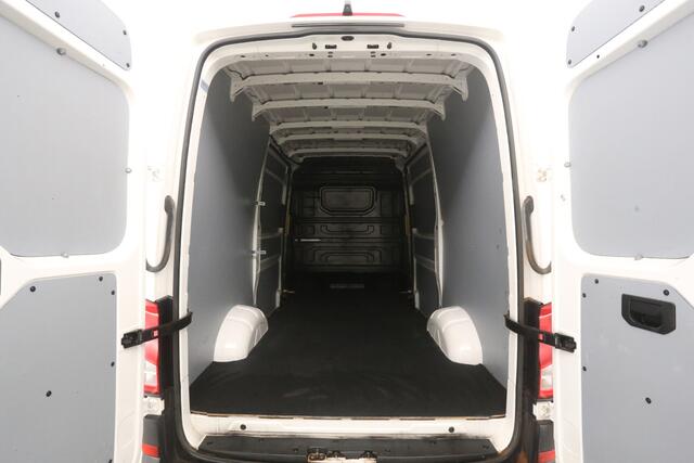 Volkswagen CRAFTER 2.0 TDI L3H3 177PK | 3500kg Trekgew. | Airco | Cruise | Camera | Carplay | 3 Zits | 2xSchuifdeur | Trekhaak