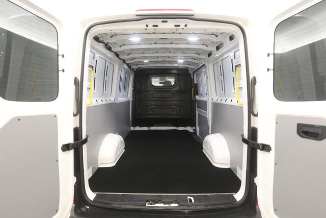 Volkswagen CRAFTER 2.0 TDI L3H2 140PK | Airco | 3 Zits | Carplay | Trekhaak