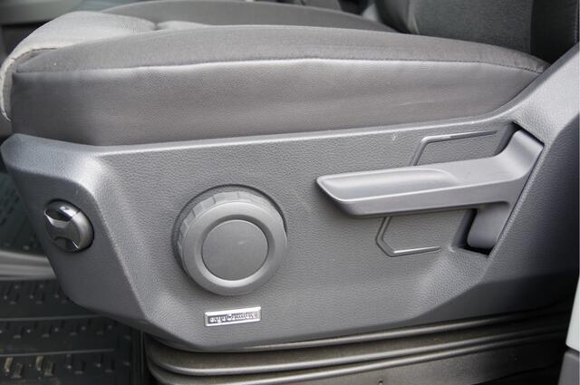 Volkswagen CRAFTER 35 2.0 TDI L3H3(L2H2) BLACK EDITION! AUT. LED, TREKHAAK, BETIMMERING, STOELVERWARMING, GEVEERDE ERGO COMFORT STOEL, CAMERA, NAVI, CRUISE, AIRCO, CARPLAY, PARKEERSENSOREN, MF STUURWIEL