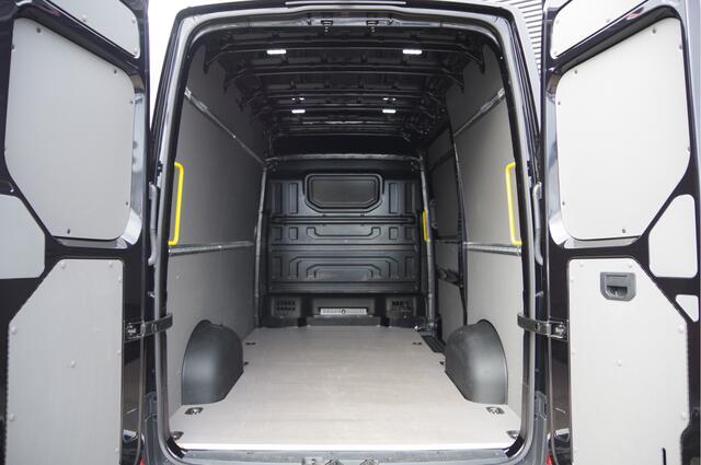 Volkswagen CRAFTER 35 2.0 TDI L3H3(L2H2) BLACK EDITION! AUT. LED, TREKHAAK, BETIMMERING, STOELVERWARMING, GEVEERDE ERGO COMFORT STOEL, CAMERA, NAVI, CRUISE, AIRCO, CARPLAY, PARKEERSENSOREN, MF STUURWIEL