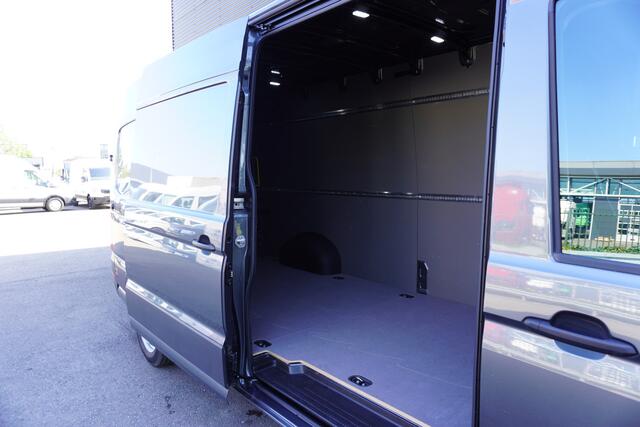 Volkswagen CRAFTER 180pk L4H3/L3H2 LED Apple Carplay Camera Parkeersensoren Navigatie Trekhaak Stoelverwarming
