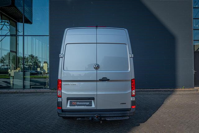 Volkswagen CRAFTER 35 2.0 TDI L3H2 DC 140PK Aut8 Trekhaak, Achteruitrijcamera, Navi, 17" LM Velgen, Voorruitverwarming, Adaptieve Cruise Control, Stoel-stuurverwarming, Houten Laadvloer