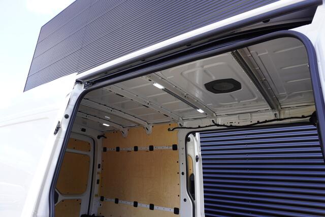 Volkswagen CRAFTER 180pk Automaat L3H3/L2H2 LED 2x Schuifdeur Standkachel Stoelverwarming Navigatie Apple Carplay Camera Parkeersensoren ACC Cruise control