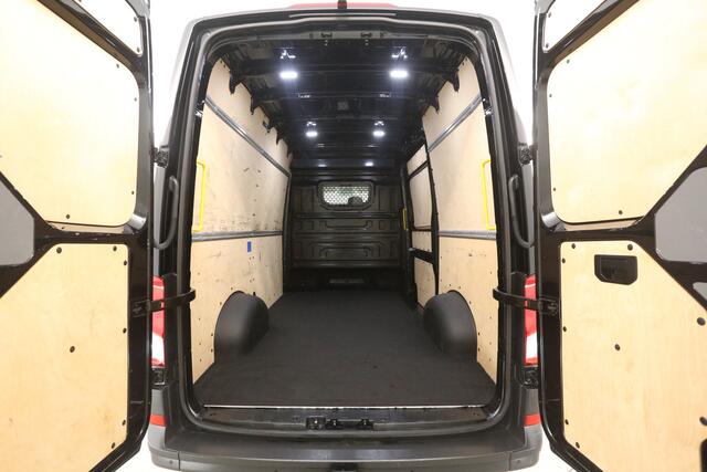 Volkswagen CRAFTER 2.0 TDI 140PK L3H3 | Airco | Camera | 3 Zits | Trekhaak | Carplay | Parkeersens.