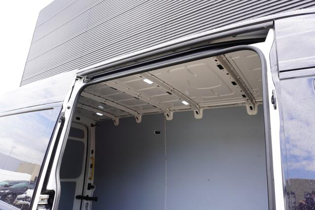 Volkswagen CRAFTER 140pk Automaat L3H3/L2H2 Apple carplay Camera Trekhaak Parkeersensoren Airco Cruise control