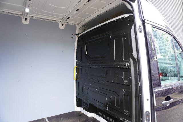 Volkswagen CRAFTER 140pk Automaat L3H3/L2H2 Apple carplay Camera Trekhaak Parkeersensoren Airco Cruise control
