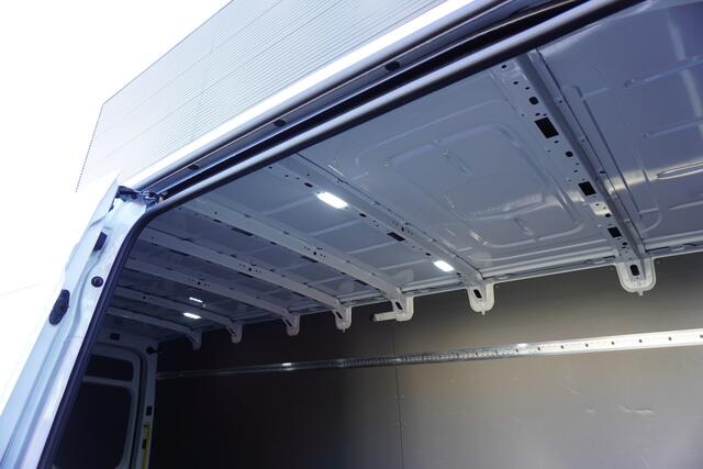 Volkswagen CRAFTER 35 180pk L4H3/L3H2 Facelift Digitaal Dashboard Apple carplay Camera Parkeersensoren 3-Zits