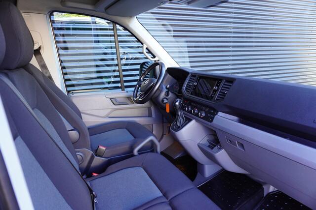 Volkswagen CRAFTER 180pk Automaat L3H3/L2H2 Two-Tone LED Navigatie Apple carplay Parkeersensoren Camera Trekhaak ACC Cruise control Stoelverwarming Standkachel