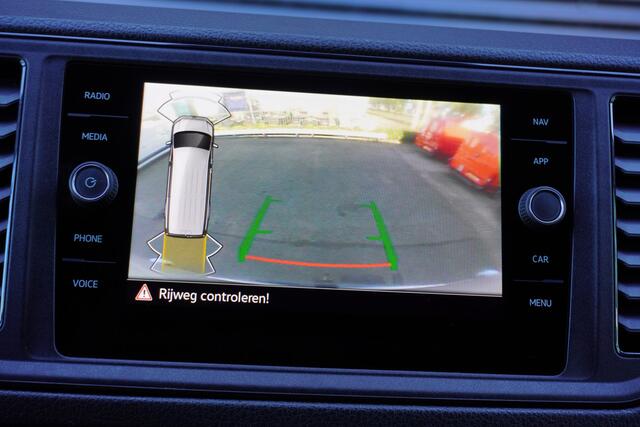 Volkswagen CRAFTER 180pk Automaat L3H3/L2H2 Two-Tone LED Navigatie Apple carplay Parkeersensoren Camera Trekhaak ACC Cruise control Stoelverwarming Standkachel