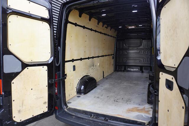 Volkswagen CRAFTER 140pk L4H3/L3H2 Trekhaak Airco Cruise control Navigatie PArkeersensoren Dakraam