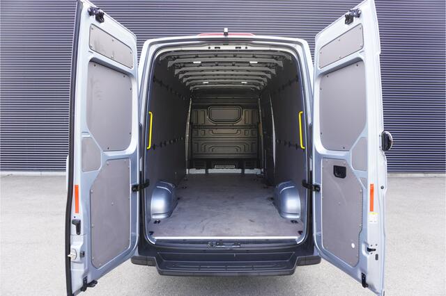 Volkswagen CRAFTER 180pk Facelift L4H3/L3H2 LED Apple carplay Camera Navigatie Parkeerensoren Digitaal dashboard Cruise control 17" Velgen