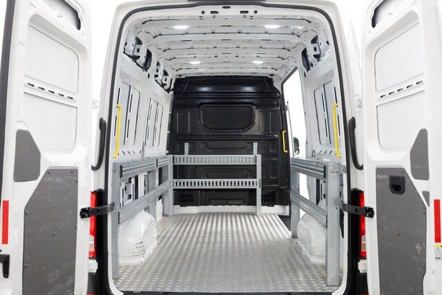 Volkswagen CRAFTER 35 2.0 TDI 140pk L3H3 (L2H2) Comfortline Airco/Camera/Carplay 12-2023