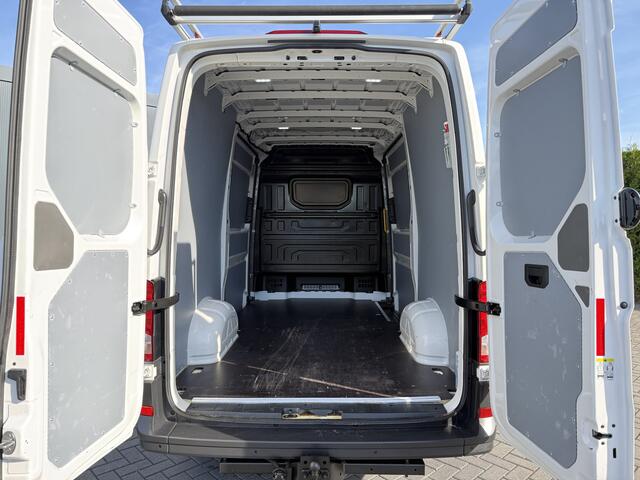 Volkswagen CRAFTER 2.0 TDI 141 PK / L3H3 / 2x SCHUIFDEUR / IMPERIAAL + LADDER / 3 TONS TREKHAAK / CAMERA / 3-ZITS / VERWARMDE VOORRUIT