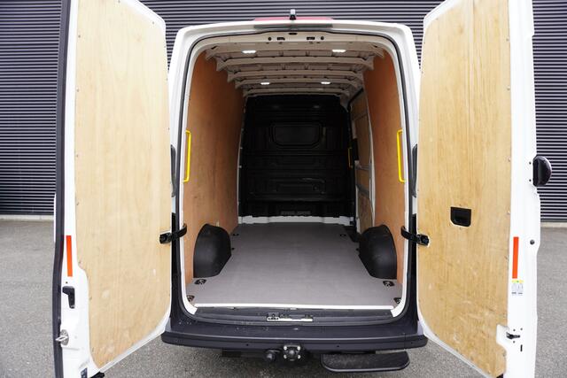 Volkswagen CRAFTER 180pk Automaat L3H3/L2H2 LED Trekhak Navigatie Apple carplay Parkeersensoren Cruise control
