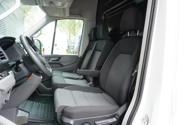 Volkswagen CRAFTER 180pk Automaat L3H3/L2H2 LED Trekhak Navigatie Apple carplay Parkeersensoren Cruise control