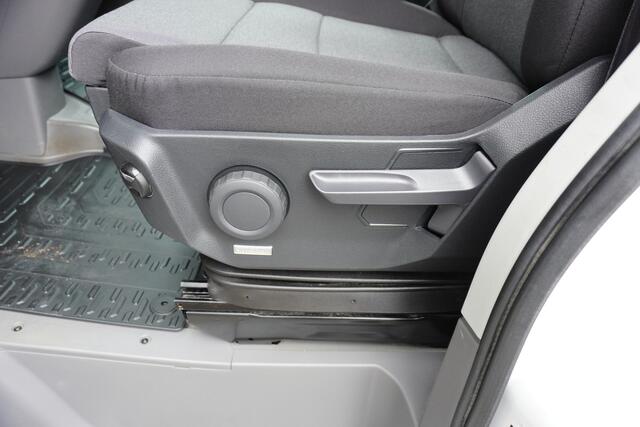Volkswagen CRAFTER 180pk Automaat L3H3/L2H2 LED Trekhak Navigatie Apple carplay Parkeersensoren Cruise control