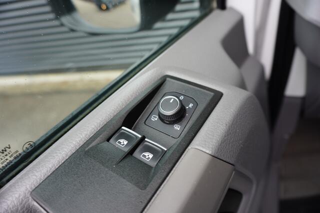 Volkswagen CRAFTER 180pk Automaat L3H3/L2H2 LED Trekhak Navigatie Apple carplay Parkeersensoren Cruise control