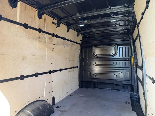 Volkswagen CRAFTER 35 2.0 TDI L3H3 3500 kg trekhaak / RWD / LED / Camera / dealer onderhouden