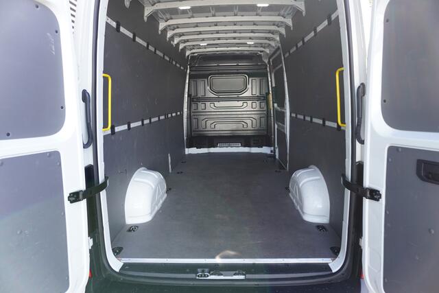 Volkswagen CRAFTER 180pk Autonaat L4H3/L3H2 LED Camera Apple Carplay Stoelverwarming 3-Zits