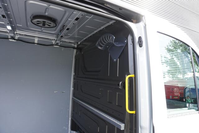 Volkswagen CRAFTER 140pk Automaat L3H2/L2H1 Apple carplay Trekhaak Navigatie Camera Airco