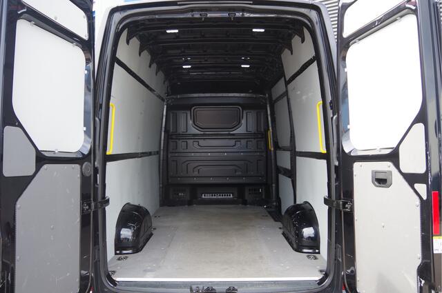 Volkswagen CRAFTER 35 2.0 TDI L3H3(L2H2) 3-ZITS, 177PK AUT. LED, ADAPT. CRUISE, STOELVERWARMING, STUURVERWARMING, VOORRUIT VERWARMING, STANDKACHEL, GEVEERDE ERGO ACTIVE STOEL