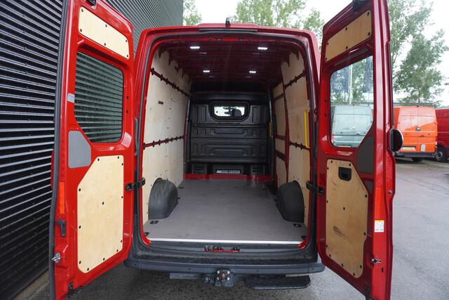 Volkswagen CRAFTER 180pk Automaat L3H3/L2H2 LED Apple carplay Trekhaak Navigatie Camera Cruise control 3-Zits