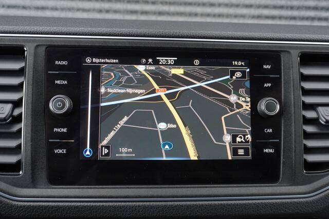Volkswagen CRAFTER 180pk Automaat L3H3/L2H2 LED Apple carplay Trekhaak Navigatie Camera Cruise control 3-Zits