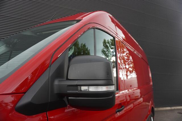 Volkswagen CRAFTER 180pk Automaat L3H3/L2H2 LED Apple carplay Trekhaak Navigatie Camera Cruise control 3-Zits