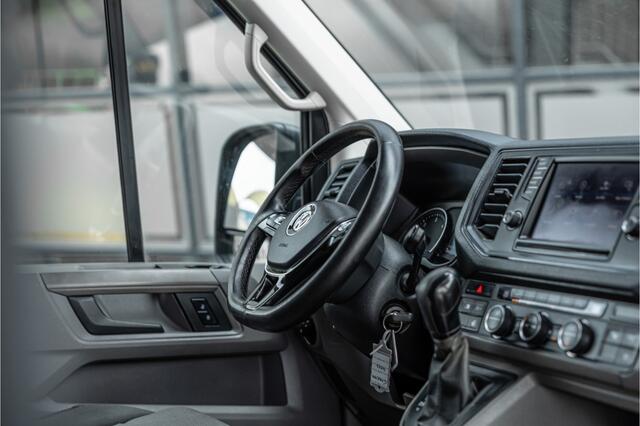 Volkswagen CRAFTER 2.0 TDI 177 PK L3H3 Highline | DSG | L+R Schuifdeur | Bi-Xenon | ACC | Trekhaak | Blind spot | Camera | CarPlay | Navigatie | Massage | Stoel- en stuurwielverwarming | DAB | Nieuwe APK