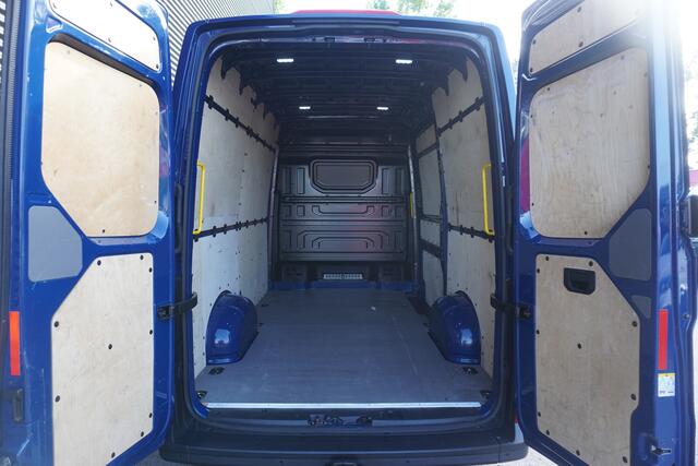 Volkswagen CRAFTER 140pk L3H3/L2H2 Apple Carplay Trekhaak Parkeersensoren Cruise control 3-Zits Stoelverwarming