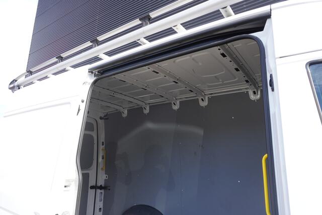 Volkswagen CRAFTER 140pk L3H3/L2H2 Apple carplay Cruise control Airco Imperiaal Parkeersensoren 3-Zits