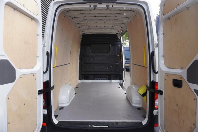 Volkswagen CRAFTER 177pk L3H3/L2H2 Apple Carplay Camera Parkeersensoren Navigatie Cruise control 3-Zits