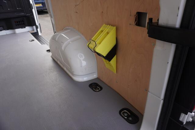 Volkswagen CRAFTER 177pk L3H3/L2H2 Apple Carplay Camera Parkeersensoren Navigatie Cruise control 3-Zits