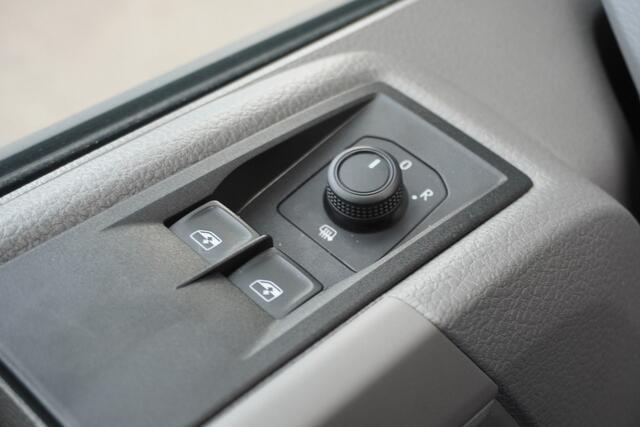 Volkswagen CRAFTER 177pk L3H3/L2H2 Apple Carplay Camera Parkeersensoren Navigatie Cruise control 3-Zits