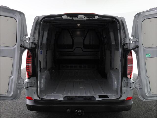 Volkswagen E-Transporter 160 kW / 218 pk L1 | Trekhaak | All season banden | Alarm