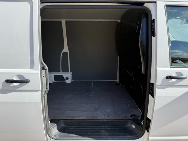 Volkswagen E-Transporter 113PK L2H1 138KM WLTP Trekhaak 100% Elektrisch Transporter Airco Stoelverwarming Parkeersensoren