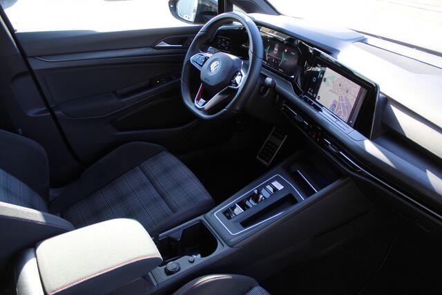 Volkswagen GOLF 2.0 TSI GTI Panoramadak/IQ Light/Navigatie/Achteruitrijcamera/Virtual cockpit/Adaptieve cruise controle/Sfeerverlichting/Draadloze telefoonoplader/Stuurverwarming/Stoelverwarming/Parkeersensoren rondom