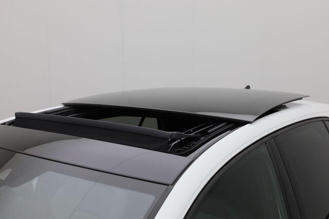 Volkswagen GOLF 1.4 245 pk DSG eHybrid GTE | Panoramadak | IQ Light | Achteruitrijcamera | Stoelverwarming | Navigatie