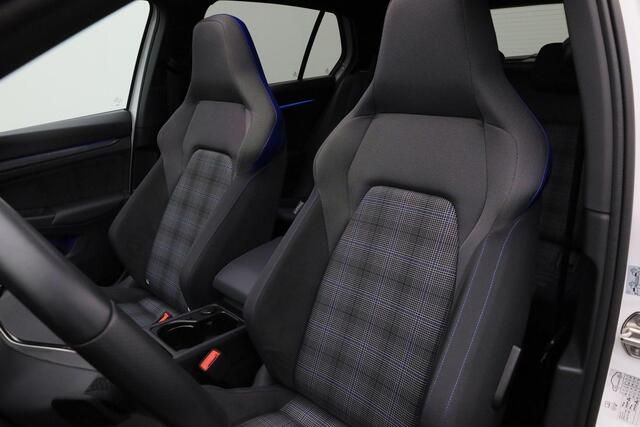 Volkswagen GOLF 1.4 245 pk DSG eHybrid GTE | Panoramadak | IQ Light | Achteruitrijcamera | Stoelverwarming | Navigatie