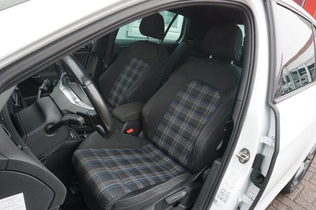 Volkswagen GOLF 1.4 TSI GTE Connected Series | Trekhaak | Origineel NL |