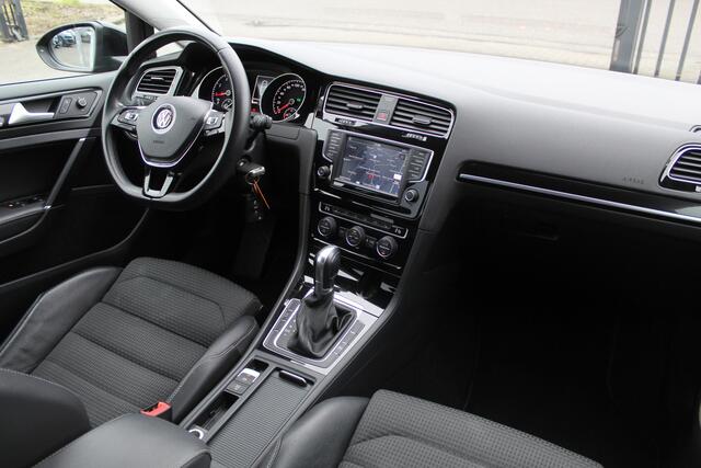 Volkswagen GOLF 1.4 TSI Connected Series R-line AUTOMAAT/Navigatie/Climate control/Stoelverwarming/Parkeersensoren/Cruise control/Half lederen interieur/Multifunctioneel stuurwiel/Bluetooth/Elektrische ramen/Elektrisch verstelbare en verwarmbare spiegels/17'' Lichtmetale