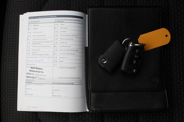 Volkswagen GOLF 1.4 TSI Connected Series R-line AUTOMAAT/Navigatie/Climate control/Stoelverwarming/Parkeersensoren/Cruise control/Half lederen interieur/Multifunctioneel stuurwiel/Bluetooth/Elektrische ramen/Elektrisch verstelbare en verwarmbare spiegels/17'' Lichtmetale