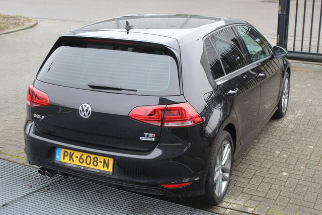 Volkswagen GOLF 1.4 TSI Connected Series R-line AUTOMAAT/Navigatie/Climate control/Stoelverwarming/Parkeersensoren/Cruise control/Half lederen interieur/Multifunctioneel stuurwiel/Bluetooth/Elektrische ramen/Elektrisch verstelbare en verwarmbare spiegels/17'' Lichtmetale