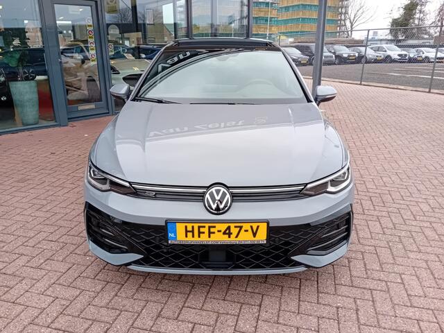 Volkswagen GOLF 1.5 eTSI R-Line Edition Automaat, Pano, Digitaal instrumentenpaneel, App Connect, Sfeerverlichting, Cruise control adaptief, Rijstrookbegeleiding, Dode hoek detector, Navigatie, Stoelverwarming, Keyless, Elektrische ramen en spiegels(inklapbaar), Nieuwsta