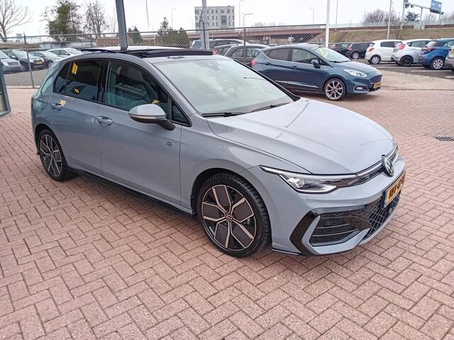 Volkswagen GOLF 1.5 eTSI R-Line Edition Automaat, Pano, Digitaal instrumentenpaneel, App Connect, Sfeerverlichting, Cruise control adaptief, Rijstrookbegeleiding, Dode hoek detector, Navigatie, Stoelverwarming, Keyless, Elektrische ramen en spiegels(inklapbaar), Nieuwsta